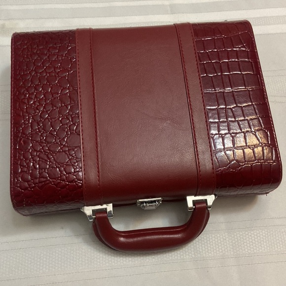 Hardshell Cosmetics Travel Case In Burgundy Croc Print With Center Mirror- Nice! - Picture 6 of 13